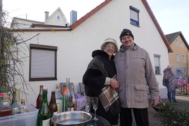 Heinz Noller mit seiner lieben Frau, die als eine der Näherinen für die Kostüme der Hühnerlaus-Narren unentbehrlich war und ist. | Foto: Hans Peter Schmitt