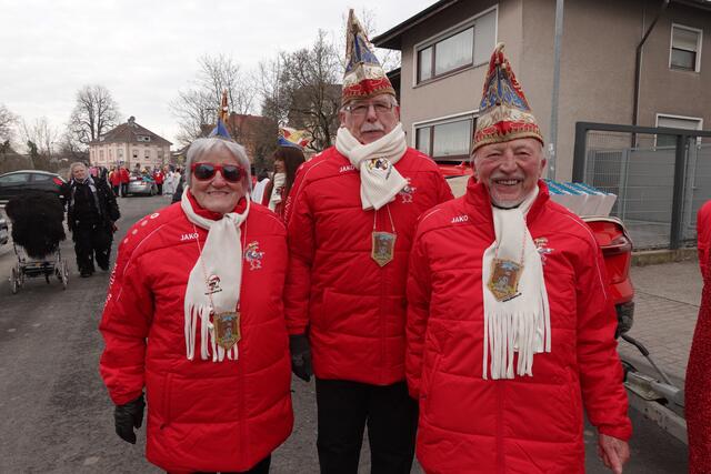 Auch das sind Urgesteine des Jagstfelder Hühnerlaus-Faschings: Hanne Munz, Manfred Gruber und Bernd Hollstein. | Foto: Hans Peter Schmitt