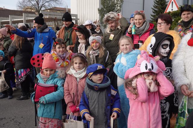 Die Kinder säumten die Straßen, andere hatten es noch besser: sie liefen im Umzug mit. | Foto: Hans Peter Schmitt