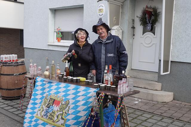 Auch so ein nicht weg zu denkendes Urgestein des Jagstfelder Faschings und immer sehr spendabel. Die beiden kommen aus Bayern und wohnen genau hier. Und ja, hier stand schon mal ein bayerisch/württembergisches Grenzhäuschen. Inzwischen ist alles baden-württembergisch. Das ist echte Integration, gell?! | Foto: Hans Peter Schmitt