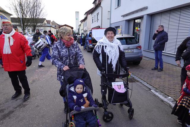 Die Jagstfelder Omas schieben hier ihre Enkel durch die Badstraße.  | Foto: Hans Peter Schmitt