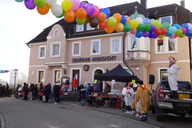 Bei der "Schönen Aussicht" wurde der Umzug von Marwin Loleit kommentiert. | Foto: Hans Peter Schmitt