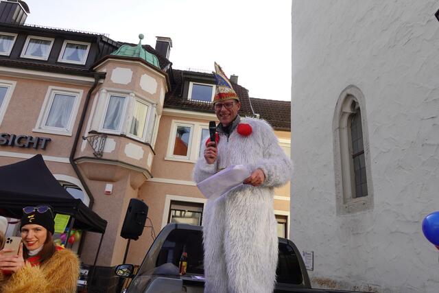 Da freut er sich, der Marwin. Viele Jahre hat er die Prunksitzungen als Conferencier begleitet wie schon sein Vater. | Foto: Hans Peter Schmitt