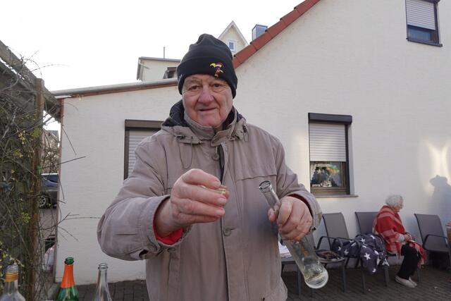 Ja, das ist einer der ältesten Mitglieder der Jagstfelder Hühnerlaus-Narren: Heinz Noller. Er war lange Zeit der Chef der "Moscht-Hewwl", legendär auf der Bühne der Jahnhalle bei den Prunksitzungen. | Foto: Hans Peter Schmitt