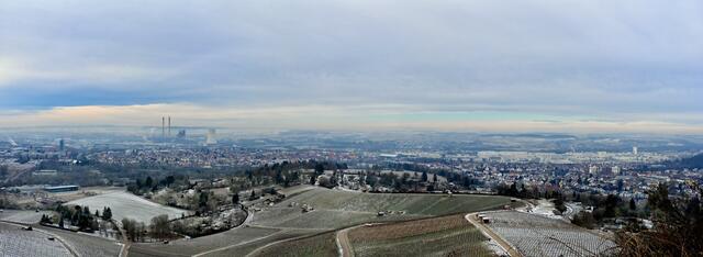 Blick vom Scheuerberg auf Heilbronn und Neckarsulm - Weinberge und Industrie Hand in Hand.  | Foto: Michael Harmsen