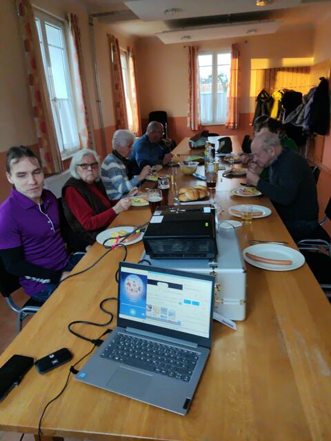 Bei warmen Saitenwürschtle und Kartoffelsalat zeigten Simon und Christina einige Bilder von vergangenen Wanderungen und Aktionen der Familiengruppe.  | Foto: Christina Hansel