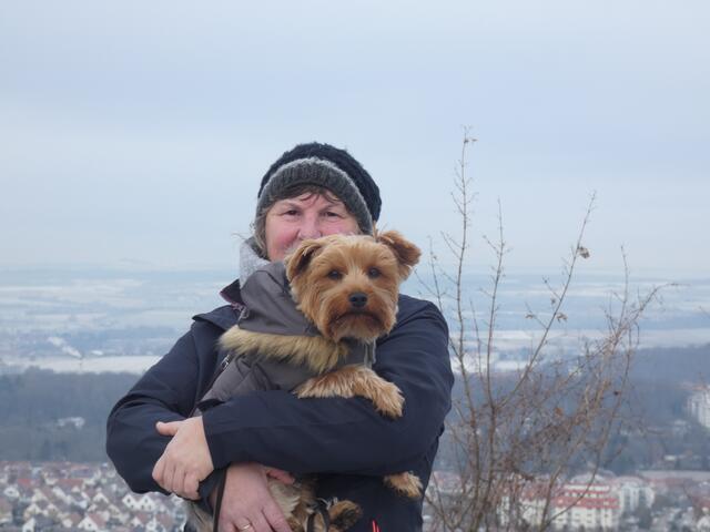 Lilly hat in der Pause ganz kalte Füße bekommen und darf sich die Pfötchen wärmen.  | Foto: sigischlottke