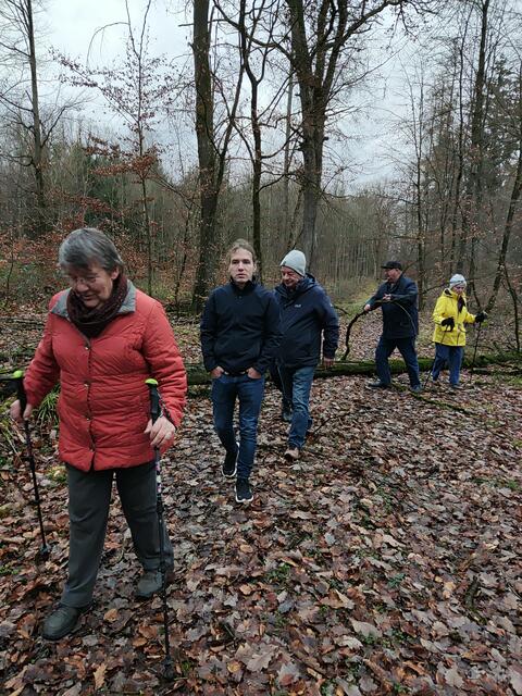 Für manche der älteren Wanderer war es nicht einfach über den mitten auf dem Weg liegenden Baumstamm drüber zu kommen. | Foto: Gudrun Schickert