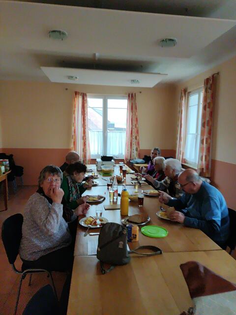 Nach der Wanderung ließen es sich alle schmecken. | Foto: Christina Hansel