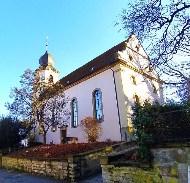 Die Kirche mitten im Ort | Foto: sigischlottke