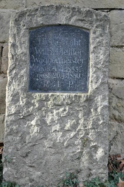 Eines der verbliebenen Grabmale. Früher setzte man oft die Berufsbezeichnung mit auf den Grabstein. | Foto: Daniela Somers
