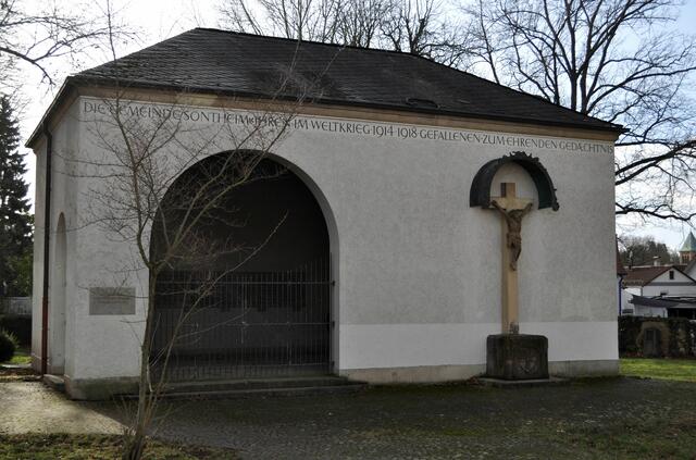 Die umgebaute Kapelle ist seit 1933 ein Kriegerdenkmal. Das Friedhofskreuz wurde 1710 vom Deutschordens-Komturen Franz Joseph von Reinach gestiftet.  | Foto: Daniela Somers