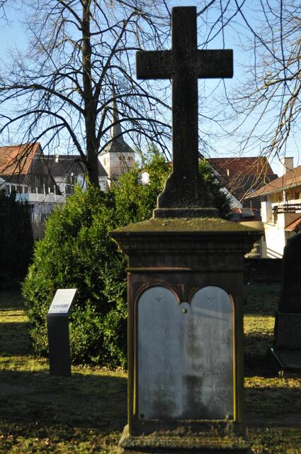 Eines der alten Grabmale. Im Hintergrund der Kirchturm von der ev. Kirche St. Cornelius und Cyprian. Dazu aber mehr im 2. Teil. | Foto: Daniela Somers