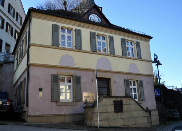 Das Gemeindebackhaus wurde auf dem Platz einer früheren Schule erbaut. 1923 wurde das Gebäude um ein Stockwerk erhöht. Wobei die klassizistische Architektur beibehalten wurde. | Foto: Daniela Somers