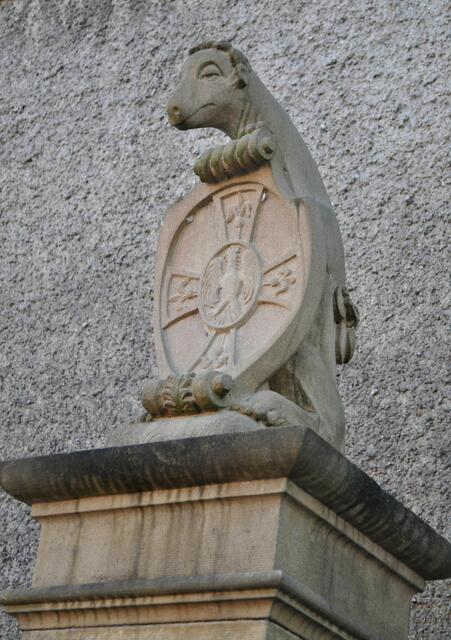 Der Biberbrunnen. Der Biber hält das Wappen des Deutschen Ordens. Erwähnt wurde der Brunnen schon im 17. Jahrhundert. Die Brunnenfigur ist aus dem 18. Jahrhundert. | Foto: Daniela Somers