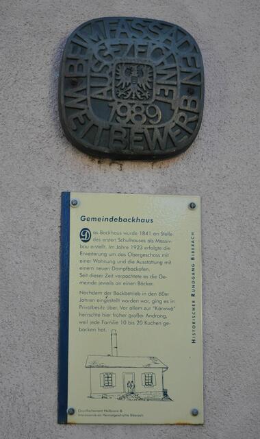 Erklärungstafel zum Gemeindebackhaus. Ich freue mich immer wenn die Gebäude vor Ort auch erklärt werden. | Foto: Daniela Somers