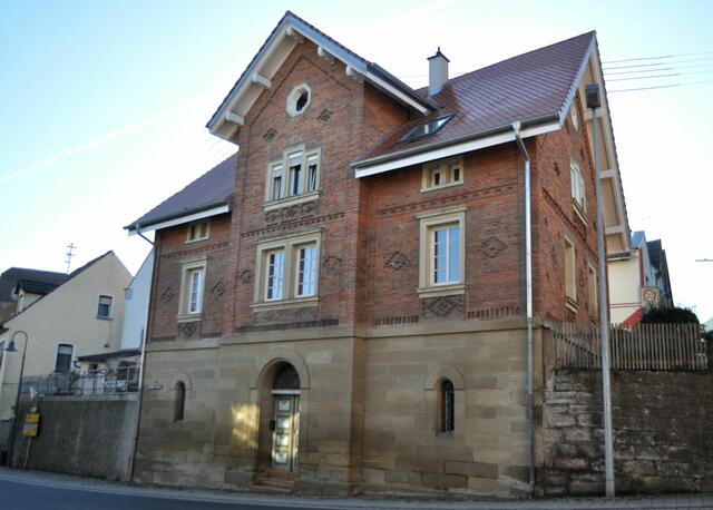 Das Haus Sinn wurde als Wohnhaus für das Ehepaar  Martin und Katharina Sinn erbaut. Leider finde ich keine weiteren Informationen über dieses Ehepaar. Außer dass es noch ein Haus für sie in Biberach gab. Das ehemalige Gasthaus zum Rössle das 17 Jahre zuvor erbaut wurde. Gut möglich, dass es sich um Gastwirte handelte. Wenn ja, dann war nicht schlecht verdient in dieser Gastwirtschaft. Vom ehemaligen Gasthaus Rössle habe ich kein Bild gemacht. | Foto: Daniela Somers