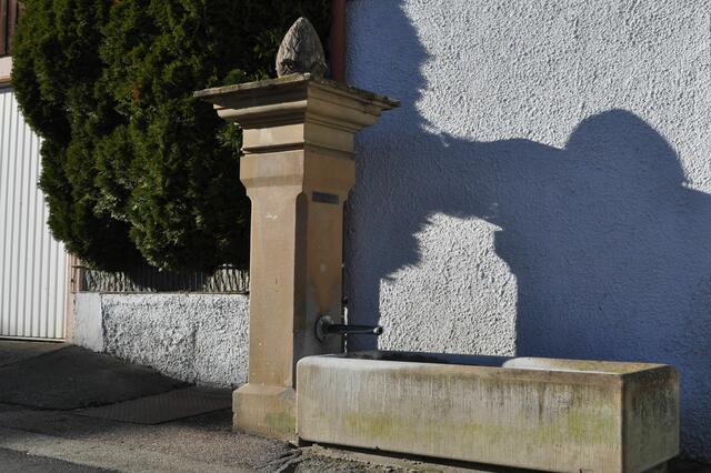 Brunnen auf einem Gehweg. | Foto: Daniela Somers