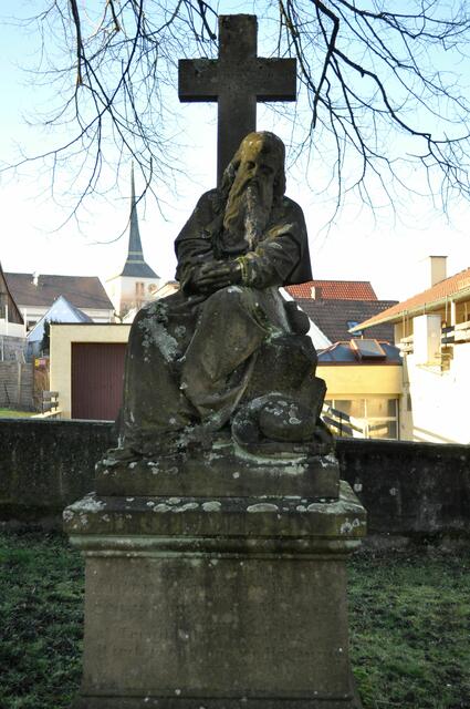 Eines der alten Grabmale. Im Hintergrund der Kirchturm von der ev. Kirche St. Cornelius und Cyprian. Dazu aber mehr im 2. Teil. | Foto: Daniela Somers