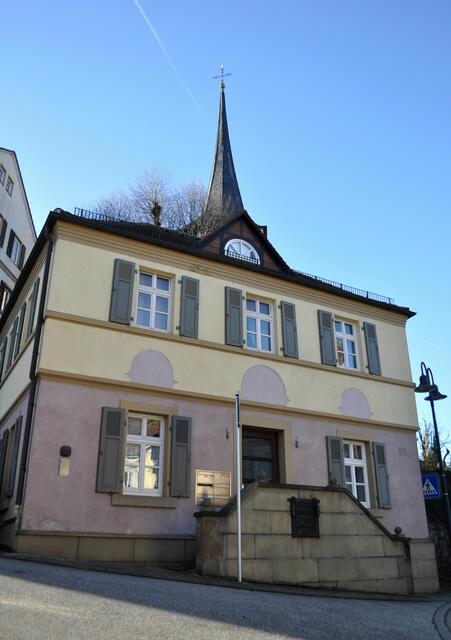 Das Gemeindebackhaus von 1840 im Stil des Klassizismus. Dahinter der Kirchturm der ev. Kirche. | Foto: Daniela Somers