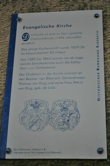 Tafel zur Kirche. Leider war die Kirche geschlossen. Also nix mit Grabstein anschauen und so. | Foto: Daniela Somers