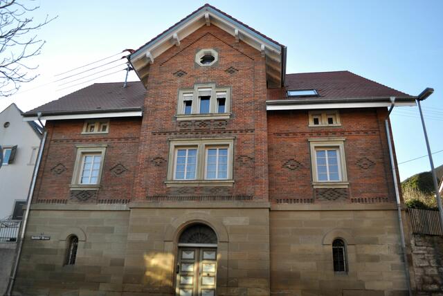 Das Haus Sinn aus dem Jahre 1870. Das Werkstein-und Backsteingebäude wurde im Stil des Klassizismus mit Mittelrisalit und Zwerchhaus erbaut.  Brüstungsfelder und Gesimse wurden ornamental verziert. Der Architekt war Hermann Maute, der mit seinem Schwiegersohn Theodor Moosbrugger zusammen auch viele Gebäude in Heilbronn erbaut hat. | Foto: Daniela Somers