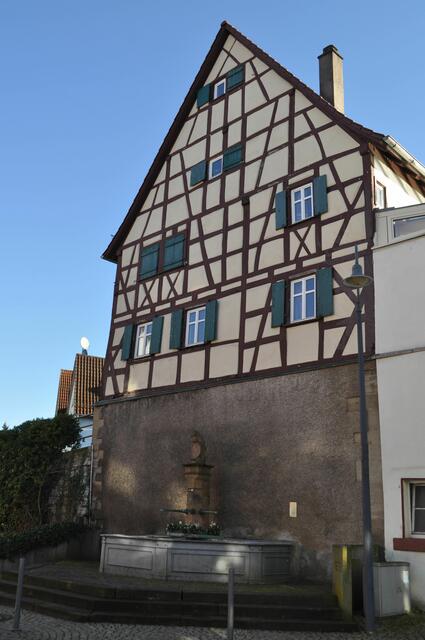 Bauernhaus. Der zweigeschossige unverputzte Fachwerkbau wurde auf einem hohen gemauerten Keller aus dem Jahre 1580 errichtet. Davor der Biberbrunnen. | Foto: Daniela Somers