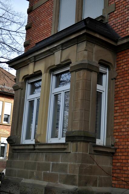 Und das Haus hat einen kleinen Erker aus Sandstein. | Foto: Daniela Somers