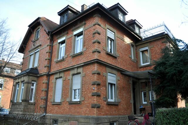 Haus Nr. 14. Dieses Wohnhaus im Stil der englischen Landhausarchitektur wurde zwischen 1890 und 1892 für Arbeiter und Angestellte erbaut. Es gab dort zwei 3 Zim. Wohnungen. Wenn ich mir das Haus so anschaue, waren das aber bestimmt großzügige Wohnungen. Auch hier wurde die Eckquaderung an den Gebäudenecken aus Sandstein gefertigt. | Foto: Daniela Somers