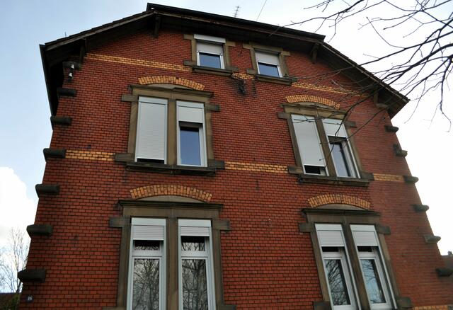 Haus Nr. 16 dagegen ist ein Sichtziegelbau mit Krüppelwalmdach. Die Eckquaderungen an den Gebäudenecken sind aus Sandstein.  Dazu gibt es farbig  kontrastierende Sichtziegelwerke. Dieses Haus war für Arbeiter und Angestellte. | Foto: Daniela Somers