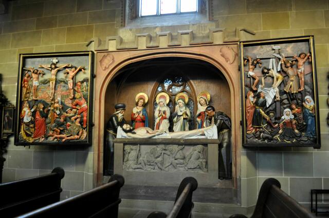Grablegung Christi von 1456, Flügel um 1510, Statuen um 1520. Links Kreuzigung, Rechts Kreuzabnahme. | Foto: Daniela Somers