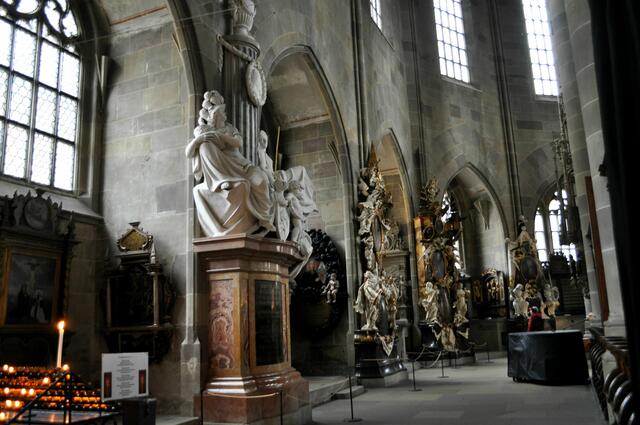 Was damals Rang und Namen hatte, wollte sich einen Altar oder ein Erinnerungsmal in der Kirche setzen. Denn im 14. Jahrhundert herrschte eine große Frömmigkeit und Sorge um das Seelenheil von Verstorbenen. In dieser Kirche gibt es 10 Chorkapellen, 31 Grabmale und über 50 Epitaphen. | Foto: Daniela Somers