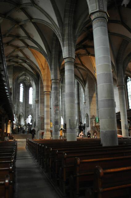 Blick in die Kirche mit Säulen und Netzgewölbe | Foto: Daniela Somers