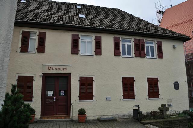 Das alte Schulhaus und heutige Heimatkundemuseum. Das Gebäude wurde, nach einem Brand im 30-jährigen Krieg, 1645 bis 1650 wiederaufgebaut. Nach einem Umbau 1743/44 wurde es bis 1964 als Schulhaus genutzt. Aber da ich Samstags unterwegs war, war auch dieses Museum geschlossen.  | Foto: Daniela Somers