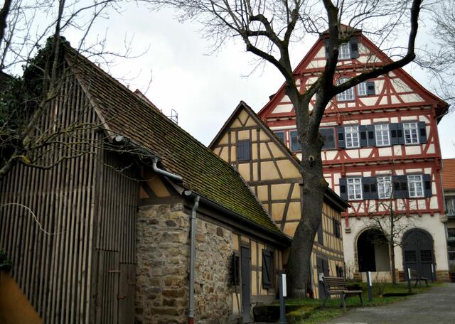Der Hof mit seinem historischen Flair. Auch die Nebengebäude haben Charme. | Foto: Daniela Somers