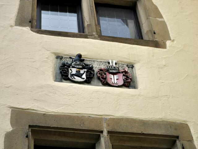 Wappen an der Wand des alten Schlosses. Das Schloss wurde von Werner von Münchingen und seine Ehefrau Ursula geb. von Rüppur errichtet. Es sind ihre Wappen die dort verewigt wurden. „ MÜENCHINGEN und RIEPPVR “ | Foto: Daniela Somers