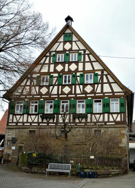 Dieses schöne Fachwerkhaus stammt aus dem Jahr 1780. Es war das Haus des Schultheiß. Es hat eine Glocke auf dem Giebel. Das Haus heißt deswegen das Glöckle. Ew wird vermutet, dass die Glocke auf dem Dach als Rufsignal für den Ortsbüttel diente. | Foto: Daniela Somers