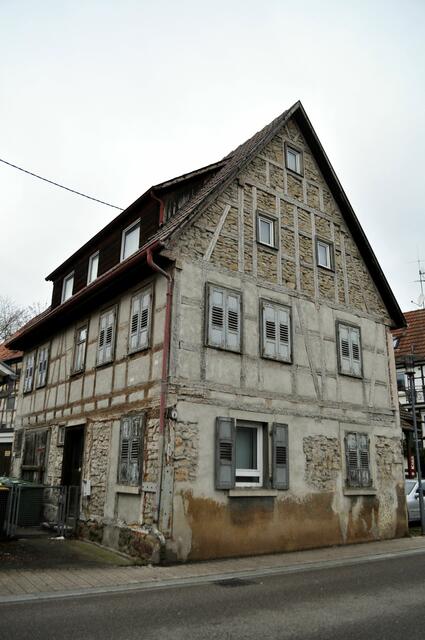 Fachwerkhaus, nicht namentlich bekannt. Steht aber wohl kurz vor der Renovierung oder dem Abriss. Hier sieht man aber schön wie früher gebaut wurde. | Foto: Daniela Somers