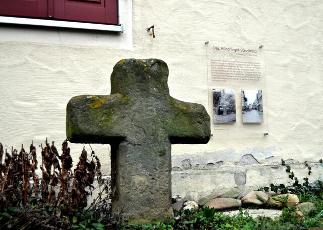 Im Kirchgarten. Ob es sich bei dem Kreuz um ein Sühnekreuz oder ein Steindenkmal zur Erinnerung an die Pesttoten handelt, weiß man nicht. Die Herkunft liegt im Dunklen. Der frühere Standort ist aber bekannt. | Foto: Daniela Somers