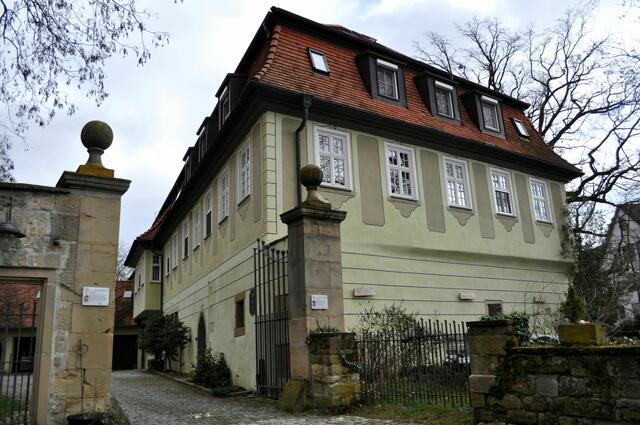 Links hinter dem Tor ist das alte Schloss und rechts des Tores das neue Schloss. | Foto: Daniela Somers
