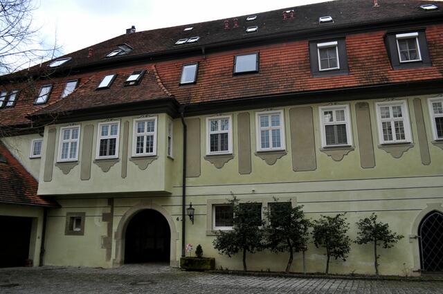 Das neue Schloss direkt gegenüber. 1733 wurde das alte Schloss von  Freiherren von Hartling gekauft. Er errichtete auf den  Ruinen des Hauptbaus der Burg ein neues Schloss im barocken Stil. | Foto: Daniela Somers