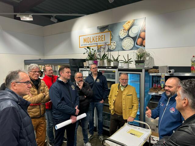 Marco Schönberger, Leiter der Tafeln im Heilbronner Land, (2. v.r.) berichtet dem Kiwanis-Club Heilbronn e.V. über die Entwicklung und die weiter anwachsende Notwendigkeit der Tafel. | Foto: Nico Weinmann