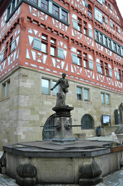 Vor dem Rathaus, der Marktbrunnen. Hier stand wohl schon seit der Stadtgründung ein Brunnen. Dieser Brunnentrog trägt die Jahreszahl 1747 und wurde seit dem mehrfach erneuert. | Foto: Daniela Somers