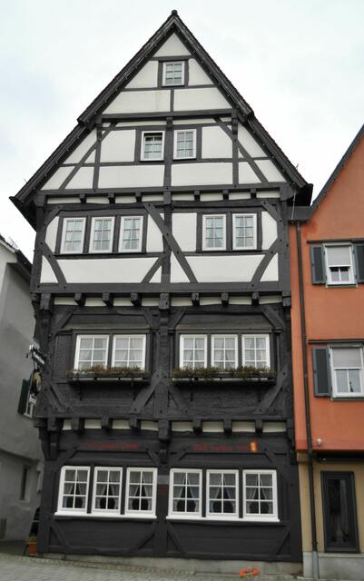 Die Stadtschänke, eines der ältesten Fachwerkhäuser des Kreises Ludwigsburg. Bei einer Renovierung wurde ermittelt, dass das wahrscheinliche Erbauungsjahr um 1430 ist. Bei diesem Fachwerkhaus ragt jedes Stockwerk ein wenig nach außen. So vergrößert sich die Wohnfläche bei jedem Stockwerk. | Foto: Daniela Somers