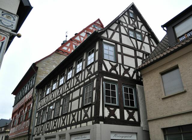 Überall im Ort ist Fachwerk zu sehen. Dieses Fachwerkhaus grenzt genau am Rathaus. | Foto: Daniela Somers