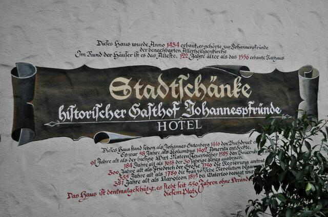 Wandgemälde an der Stadtschänke. Auf dem nächsten Bild kann man die unteren Schriften besser lesen. | Foto: Daniela Somers