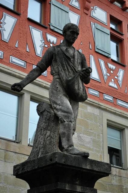 Der Vorgänger der Brunnenfigur, ein Löwe mit Wappen und die Göttin Justita, wurde 1930 durch die Skulptur des Säemanns ersetzt. | Foto: Daniela Somers