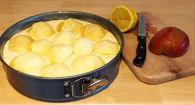 Auf der Quarkmasse die Äpfel verteilen.  | Foto: sigischlottke