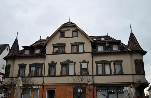 Das Adelshaus, gegenüber des Rathauses, unterscheidet sich im Stil völlig von den anderen Gebäuden. Dieses Haus wurde nach einem Großbrand im Jahr 1903 erbaut. Der Name stammt wohl vom Vorgängerhaus. Unter anderem gehörte das Vorgängerhaus der Tochter des Schlossherrn Eitelhans von Plieningen (früherer Besitzer des Schlosses Schaubeck bei Kleinbottwar).  | Foto: Daniela Somers