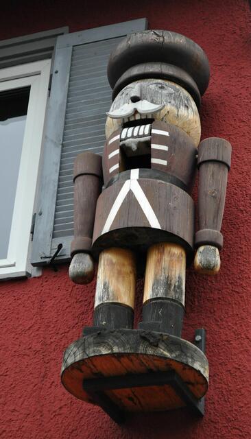 Auch das gibts zu sehen. Ein großer Nussknacker als Deko am Hauseck. | Foto: Daniela Somers